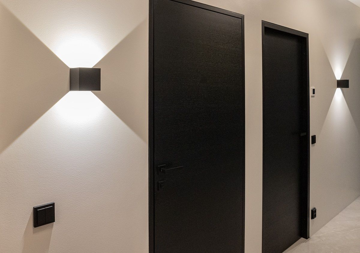 Per rendere più interessante un corridoio con un motivo di luce, gli apparecchi FUNK dimmerabili a parete